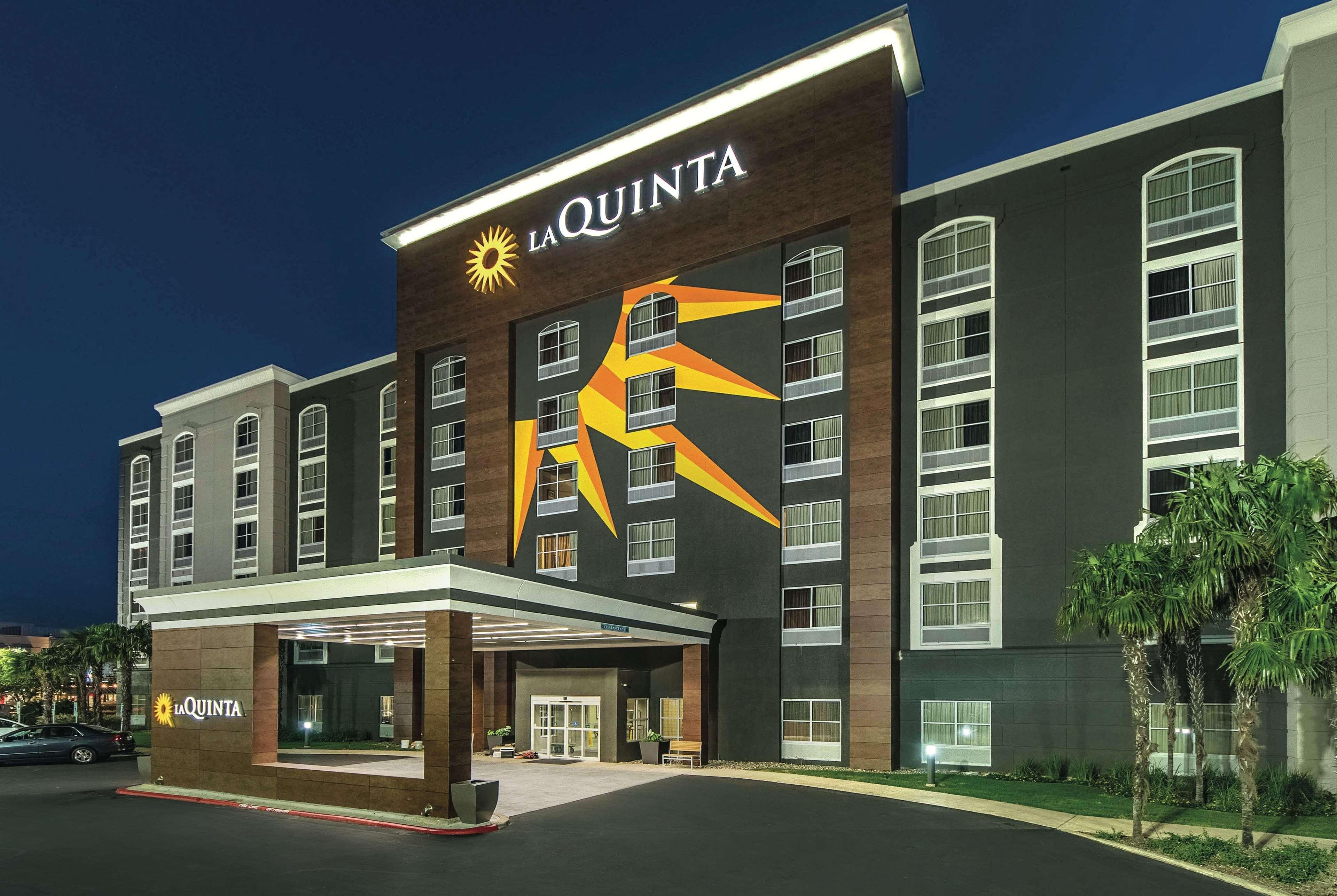 La Quinta Inn & Suites By Wyndham San Antonio Downtown Exterior photo