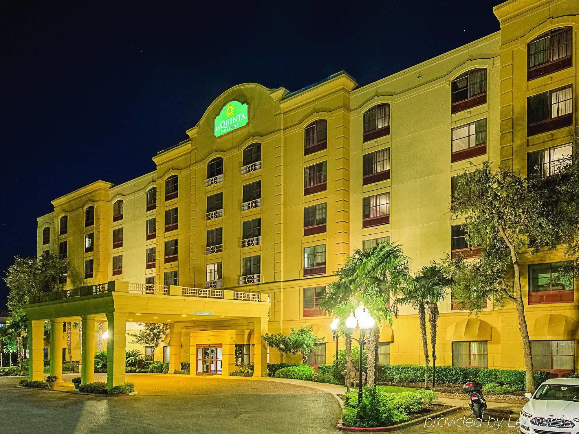 La Quinta Inn & Suites By Wyndham San Antonio Downtown Exterior photo